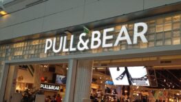 Pull and Bear innove et rend l'imperméable femme unisexe !