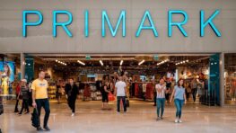 Ruée chez Primark pour son trench bleu marine imperméable et très élégant à moins de 40 euros !
