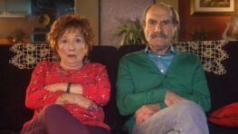 Scènes de ménages Marion Game alias Huguette cash sur le montant de sa petite retraite J'ai pas assez travaillé !