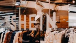Shein innove avec les collants thermiques transparents qui cartonnent sur Instagram et TikTok !