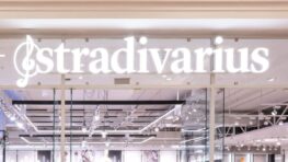 Stradivarius lance sa nouvelle robe courte et fleurie de printemps à tout petit prix !
