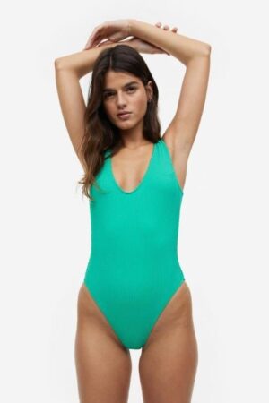 H&M frappe fort avec ce maillot de bain qui met en valeur toute les silhouettes disponible en 6 couleurs
