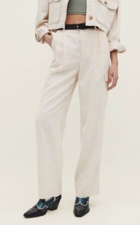 Stradivarius fait sensation avec ce pantalon cargo blanc qui flatte toutes les silhouettes !