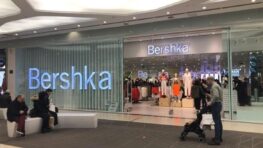 Bershka frappe fort avec ce sublime ensemble t-shirt et jupe avec un imprimé très original à prix mini !