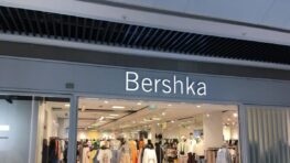 Bershka surfe la tendance du moment avec cette robe longue en jean élégante et flatteuse !