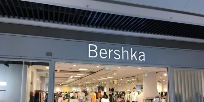 Bershka surfe la tendance du moment avec cette robe longue en jean élégante et flatteuse !
