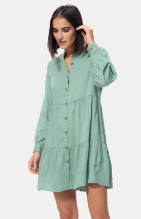 Carrefour : l'enseigne française propose une robe chemise à se procurer de toute urgence - article
