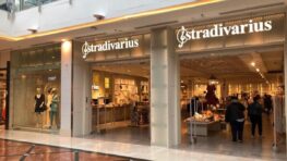 Stradivarius met le denim à l'honneur avec cette jupe tendance que vous allez adorer porter tout l'été