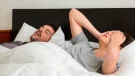 Cet oreiller magique met enfin un terme au ronflement, il est parfait pour mieux dormir !