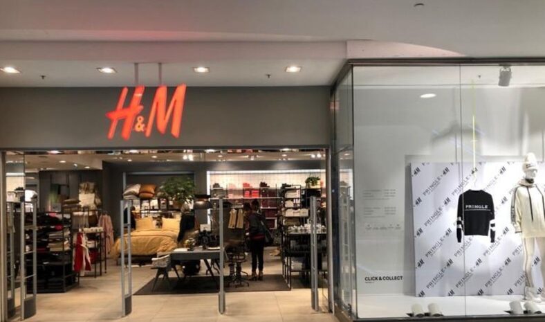 Cohue chez H&M pour ses sandales du printemps disponibles en 4 coloris ultra tendance !