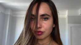 Florent Pagny sa fille Aël fait craquer Instagram avec un pull signé d'une jeune marque française !
