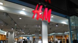 H&M lance la robe maxi oversize confortable et élégante la plus tendance du printemps !