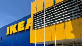 Ikea frappe très fort avec ce meuble à chaussures qui fait banquette et portemanteau pour l'entrée !