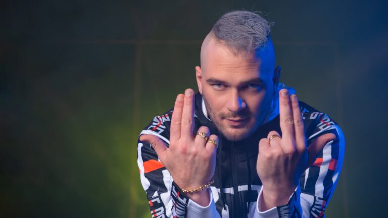 Jul arrêté par la police pour excès de vitesse de 177 km/h sur l’autoroute !