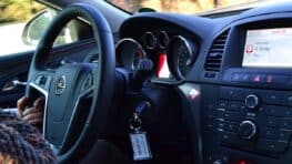 Lassé d'attendre son moniteur d'auto-école, il part seul en voiture et se retrouve en garde à vue !