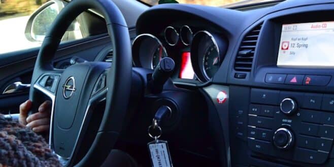 Lassé d'attendre son moniteur d'auto-école, il part seul en voiture et se retrouve en garde à vue !