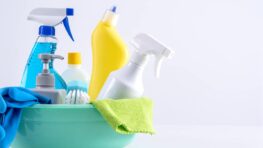 Les produits d'entretien sous le lavabo peuvent briser votre tuyauterie et vous coûter très cher !