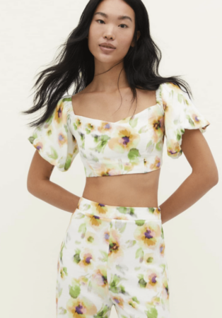 Stradivarius cartonne avec son nouvel ensemble fleuri idéal pour le printemps