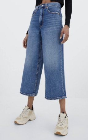 Stradivarius défie les tendances du moment avec son jean jupe-culotte minimaliste 