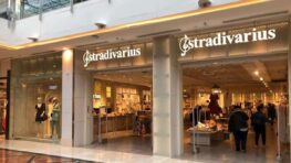 Stradivarius fait un carton avec cette jupe en jean asymétrique très glamour à moins de 40 euros !