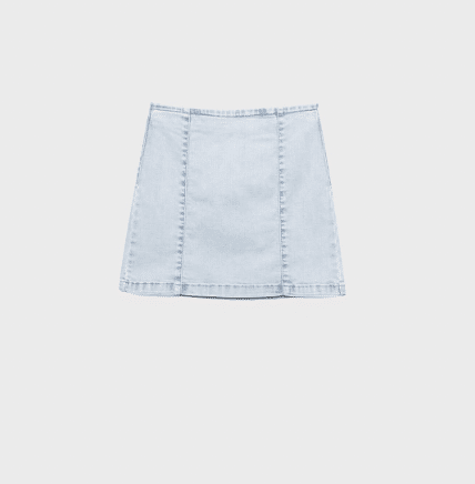 Stradivarius met le denim à l'honneur avec cette jupe tendance que vous allez adorer porter tout l'été