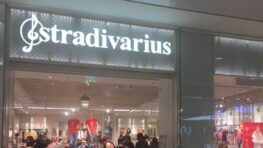 Stradivarius surprend avec cette robe noire ajourée esprit bohème à moins de 30 euros !