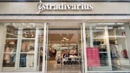 Stradivarius tient la robe asymétrique parfaite avec des baskets blanches à moins de 30 euros !-min(1)