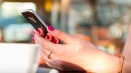 Une maman follement amoureuse du meilleur ami de son fils adolescent, c'est dingue !