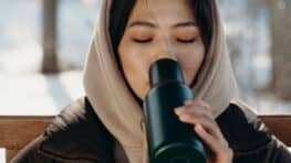 Votre gourde contient plus de bactéries que vos toilettes, selon cette étude !