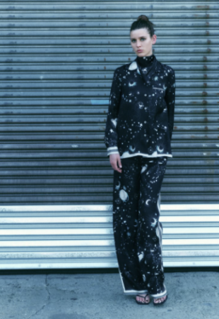 Zara fait un carton avec son ensemble au tissu imprimé galaxie super original !