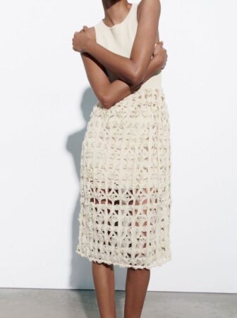 Zara tient la tendance du printemps avec cette incroyable robe ajourée à moins de 50 euros
