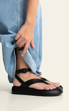 Stradivarius tient les sandales à lanières les plus stylées du printemps pour moins de 30 euros