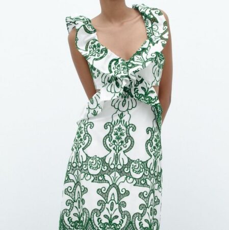 Zara surprend avec cette splendide robe à motifs qui va rendre toutes vos amies jalouses 