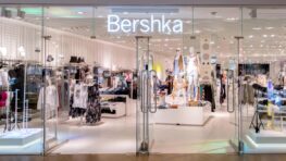 Bershka fait un carton avec sa nouvelle robe asymétrique signée Pepa Salazar !