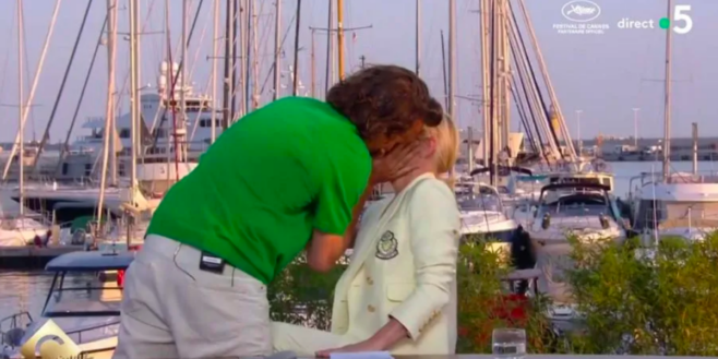 Bertrand Chameroy choque Anne-Elisabeth Lemoine et l'embrasse sur la bouche en direct !