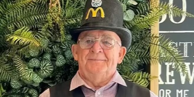 Ce retraité de 72 ans obligé de retourner travailler chez McDonald's avant la retraite de sa femme !