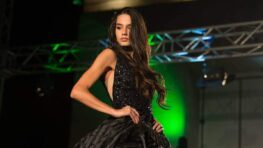 Cette candidate de Miss Italie arrive en finale et quand elle soulève sa robe elle choque tout le monde !