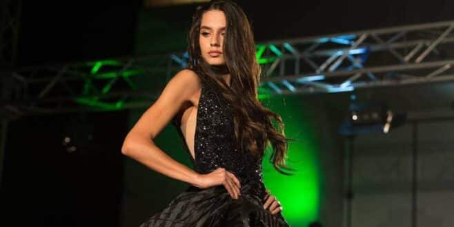 Cette candidate de Miss Italie arrive en finale et quand elle soulève sa robe elle choque tout le monde !