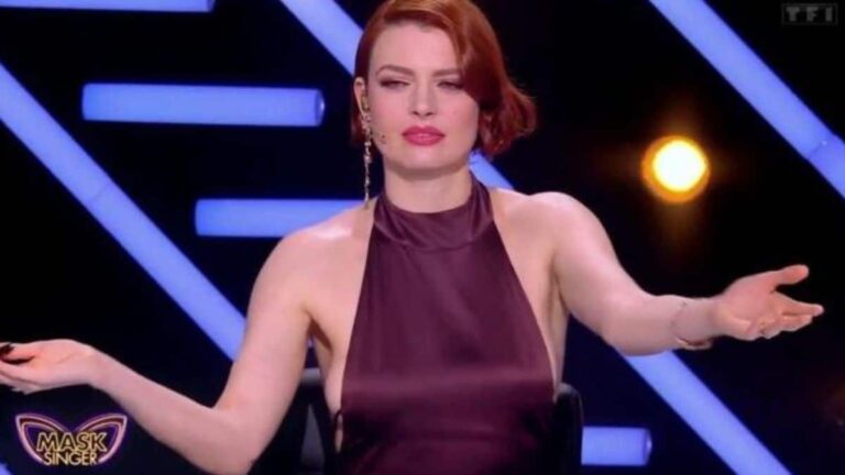Élodie Frégé dévoile sa poitrine en direct dans Mask Singer ! 