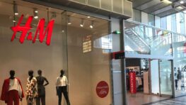 H&M cartonne avec cette nouvelle jupe asymétrique que toutes les influenceuses s'arrachent !