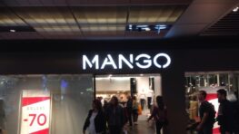 Mango frappe fort avec cette robe asymétrique à volants parfaite pour les grandes occasions !