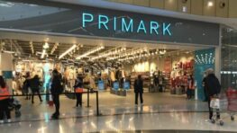 Primark cartonne avec cette robe en crochet très colorée et disco parfait pour un look 70's cet été !