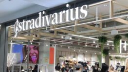 Stradivarius cartonne avec la combinaison courte en jean parfaite pour cet été !