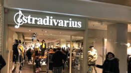 Stradivarius cartonne avec sa combinaison en jean rétro !
