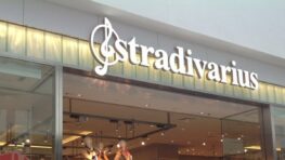 Stradivarius sort la plus belle robe courte en jean à bretelles de l'été !