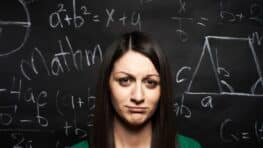 Une étudiante endettée à plus de 385 000 euros obligée d'avoir 4 emplois en même temps !