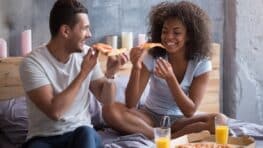 Vacances voici ce que vous risquez si vous mangez dans votre chambre d'hôtel !