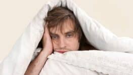 Voici les objets à ne surtout pas laisser sur votre table de nuit pour bien dormir !