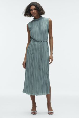 Zara dévoile sa robe plissée la plus cool de l'été. Et son prix aussi est une vraie bombe !