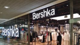 Bershka cartonne avec sa robe en jean des années 60 à tout petit prix !